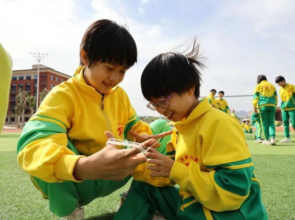 10一15学生毛片浜青春成长故事，探索校园友谊与挑战，记录美好时光