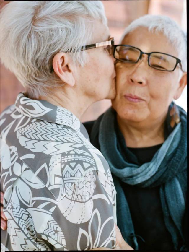 日本老头与老头GAy视频引发热议,探讨老年同志情感生活,展现真实社会面貌 日本老头与老头GAy视频引发热议,探讨老年同志情感生活,展现真实社会面貌