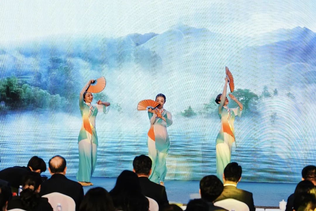 2.德国肥婆下粗又大Bw浜，独特风情席卷全网，粗犷魅力引爆话题