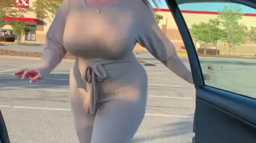胖阿姨熟女Bbw的魅力，丰满曲线，自信风采，成熟韵味引人注目