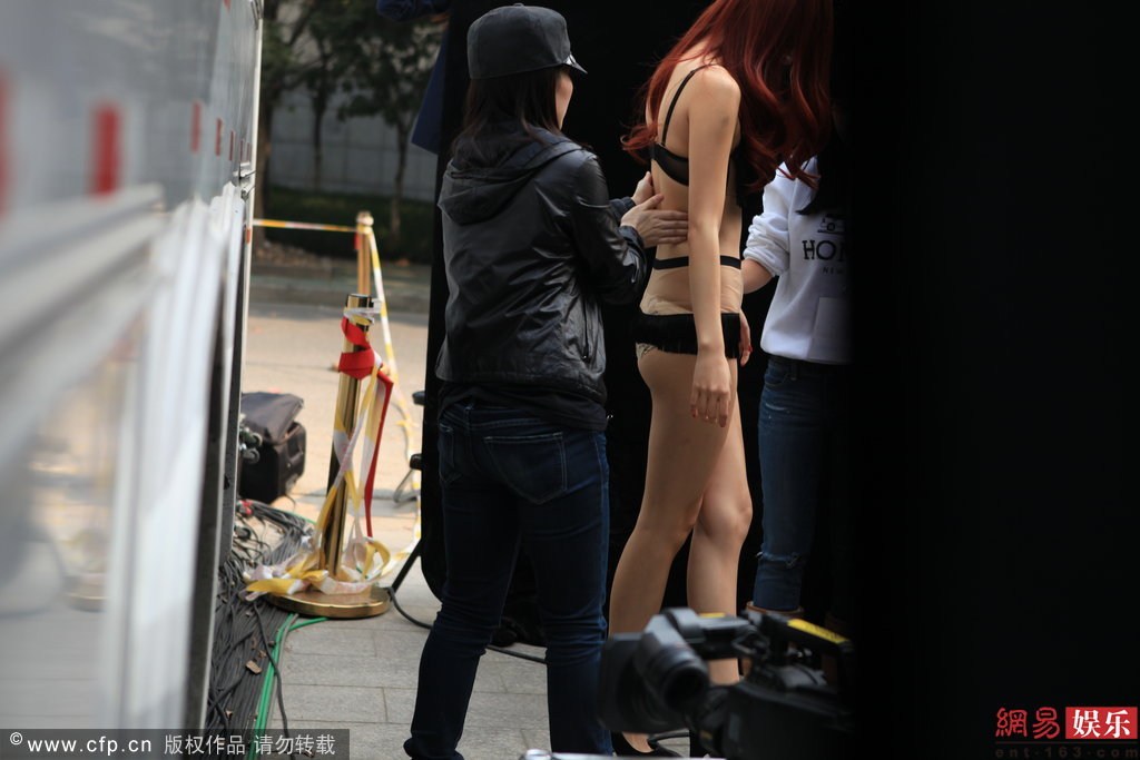 2.偷拍裸体美女事件曝光，网络热议不断，当事人隐私遭严重侵犯