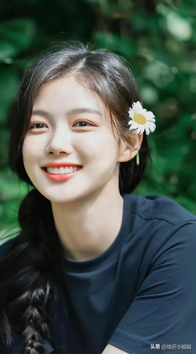1.白嫩肌肤如玉的小女生图片清新动人