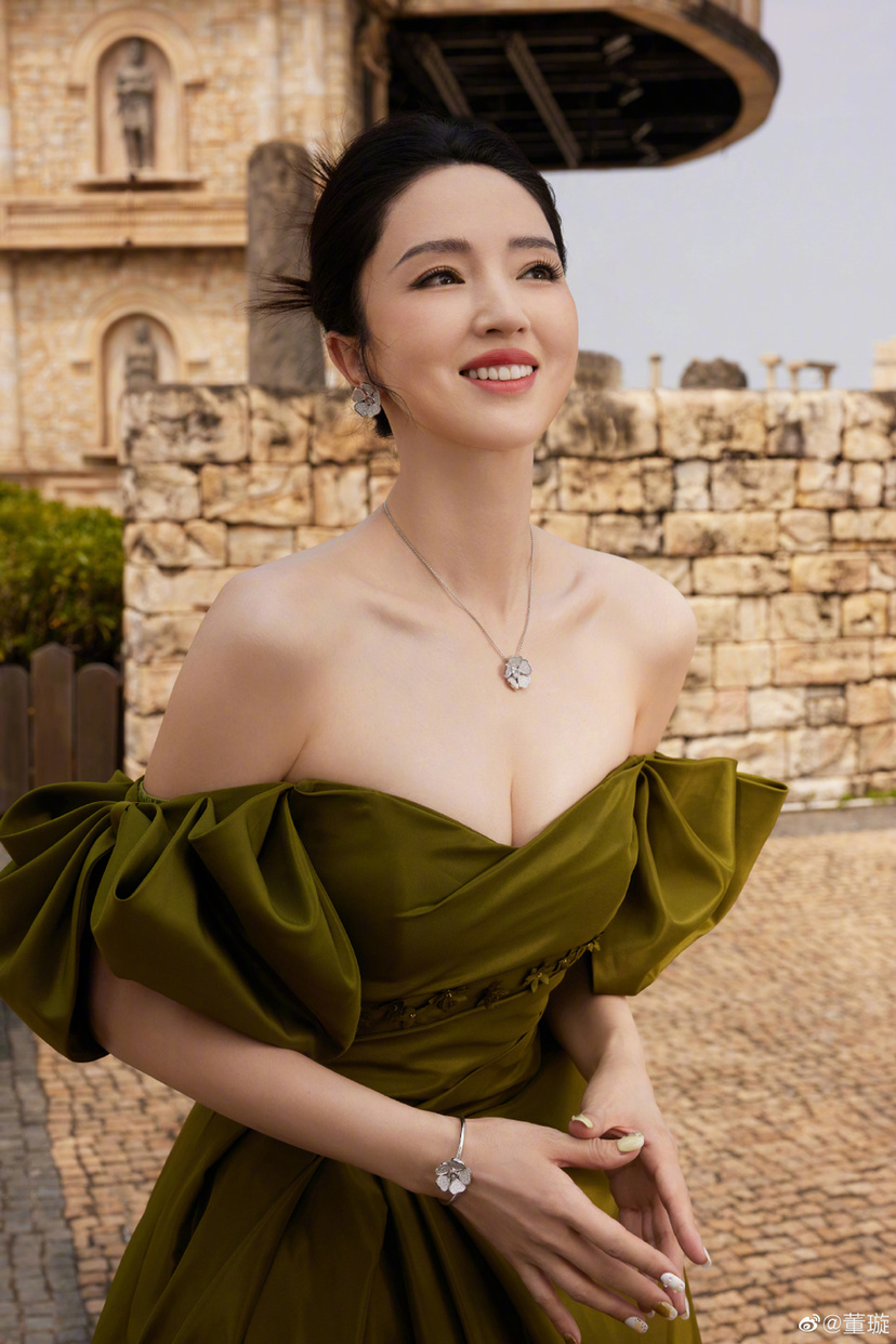 mm131顶级少妇做爰图浜展现性感魅力，成熟风韵撩人，高清大图尽显诱惑