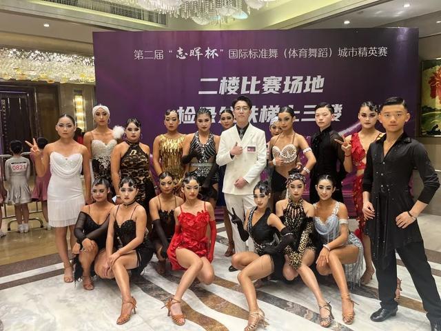 最新制服丝袜AV时尚搭配，展现魅力风采，潮流穿搭必备单品