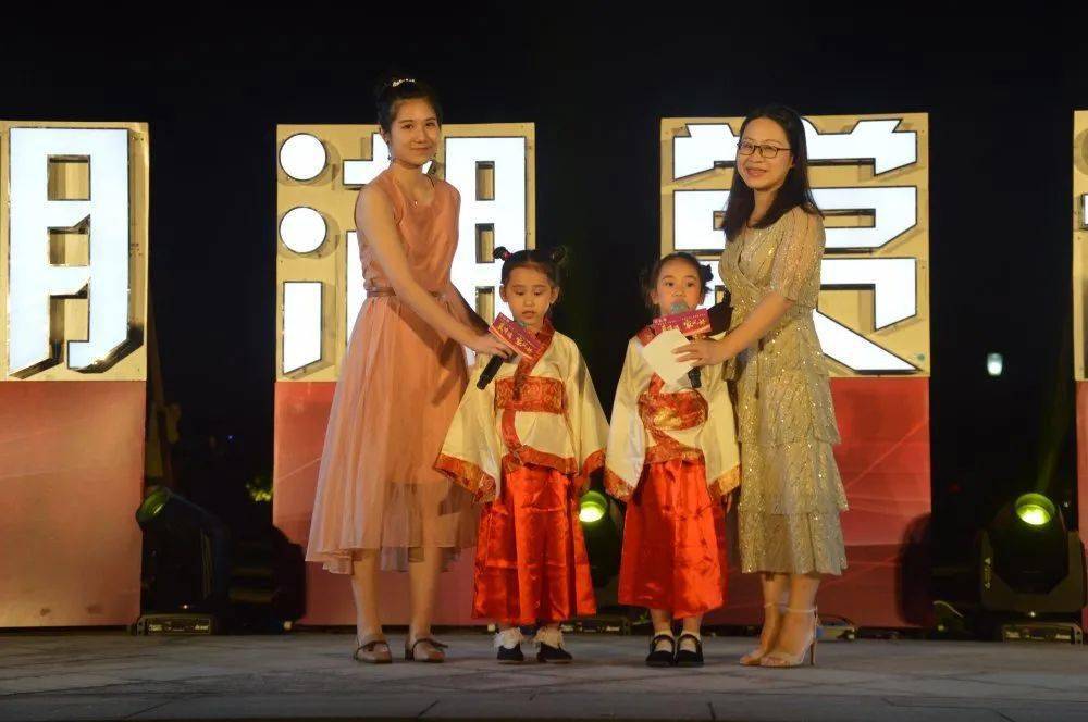 老熟女嗷嗷视频疯狂热舞惊艳全场，魅力四射引爆网络，网友直呼过瘾