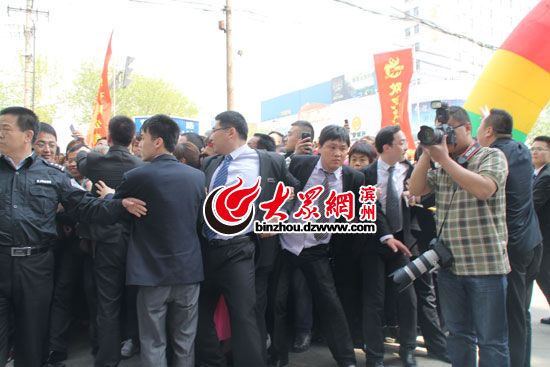 国外帅气男生被tk吸引网友热议，颜值与才华并存，引发全球粉丝疯狂追捧