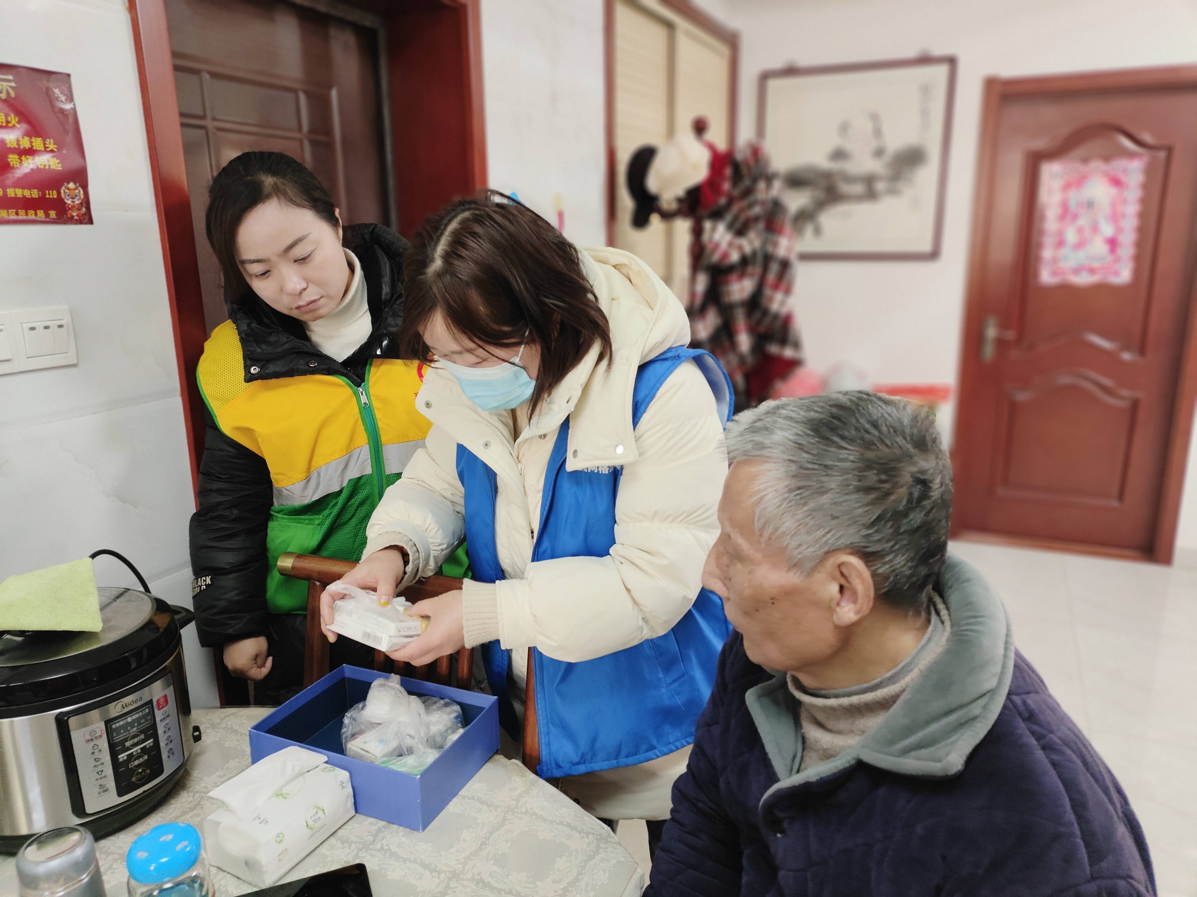 中国老太的幸福晚年生活，社区关爱暖人心，传统美德代代传
