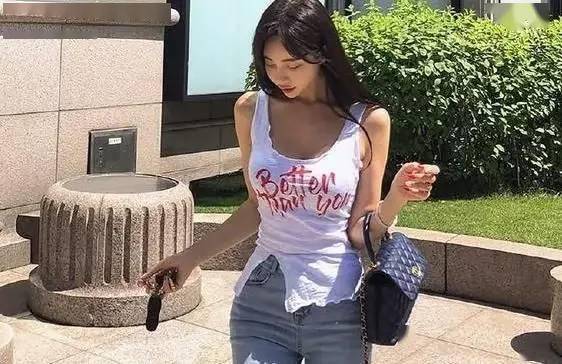 七旬熟女优雅绽放，岁月沉淀魅力，不老传奇风采依旧