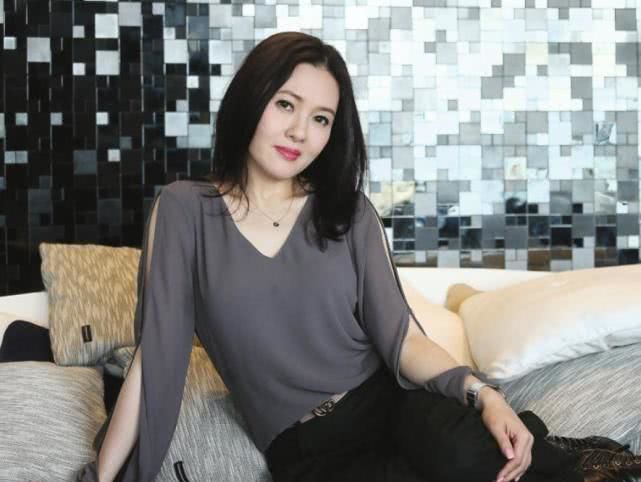 Free老熟女魅力不减当年，成熟女性风采依旧，岁月沉淀独特韵味