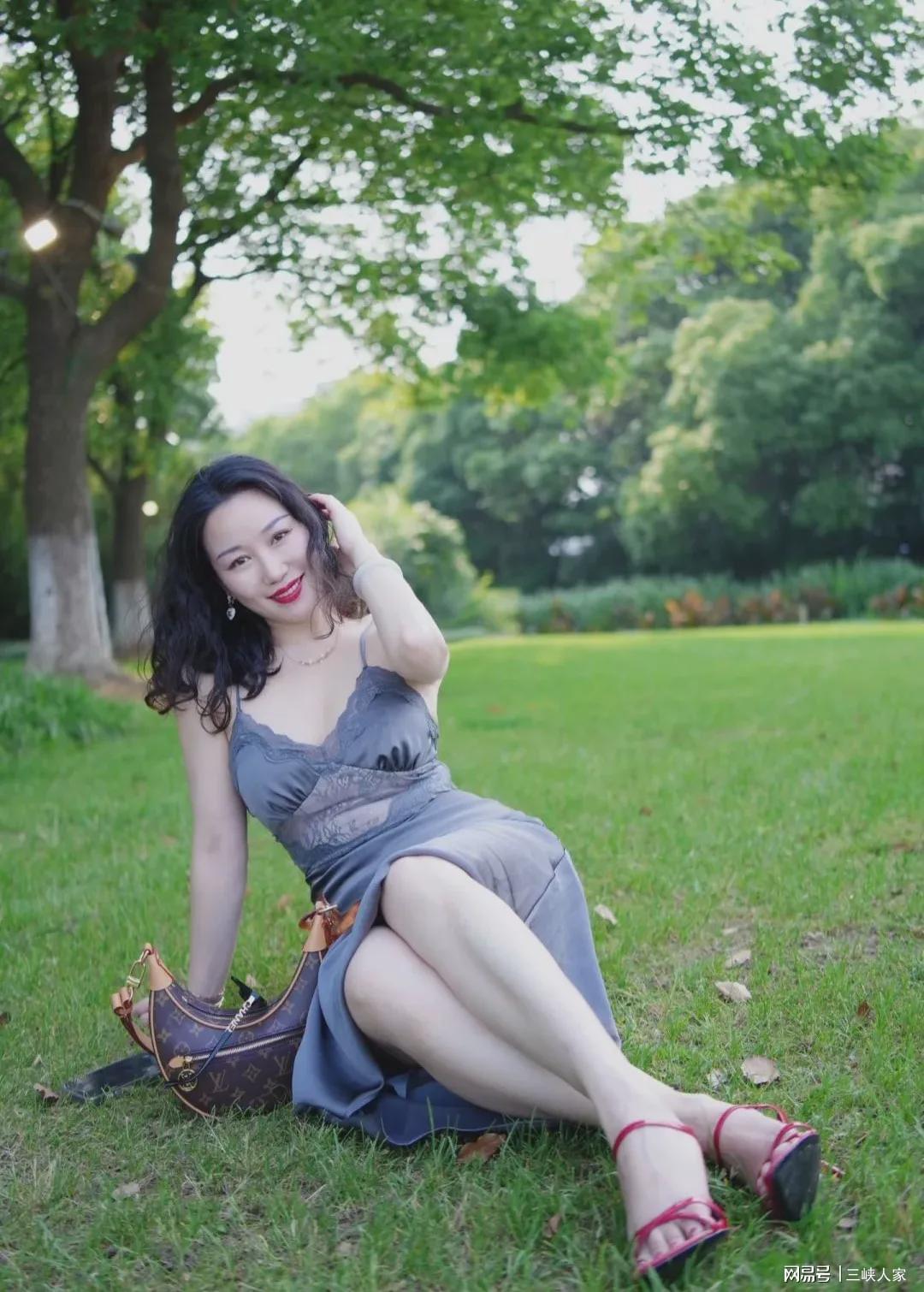 印度熟女WWWW魅力四射，成熟风情尽显，优雅自信绽放独特韵味