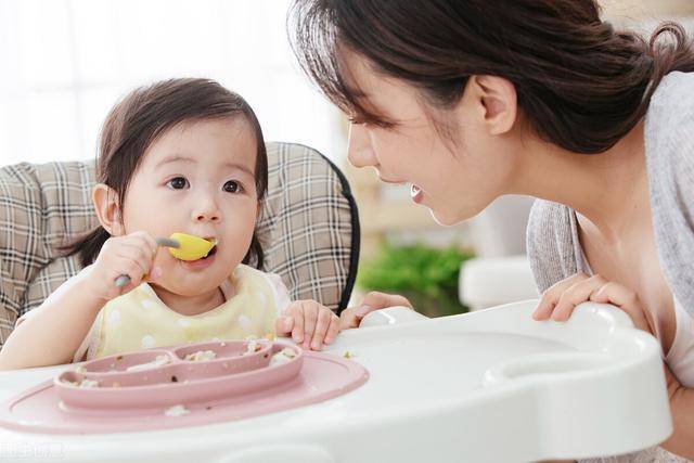 小孩半夜喂女孩吃酸奶引发热议