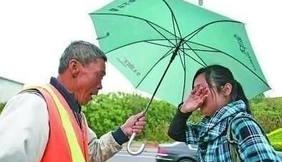 欧美老妇晒BBBB引发热议，温暖瞬间感动网友，老年生活充满阳光