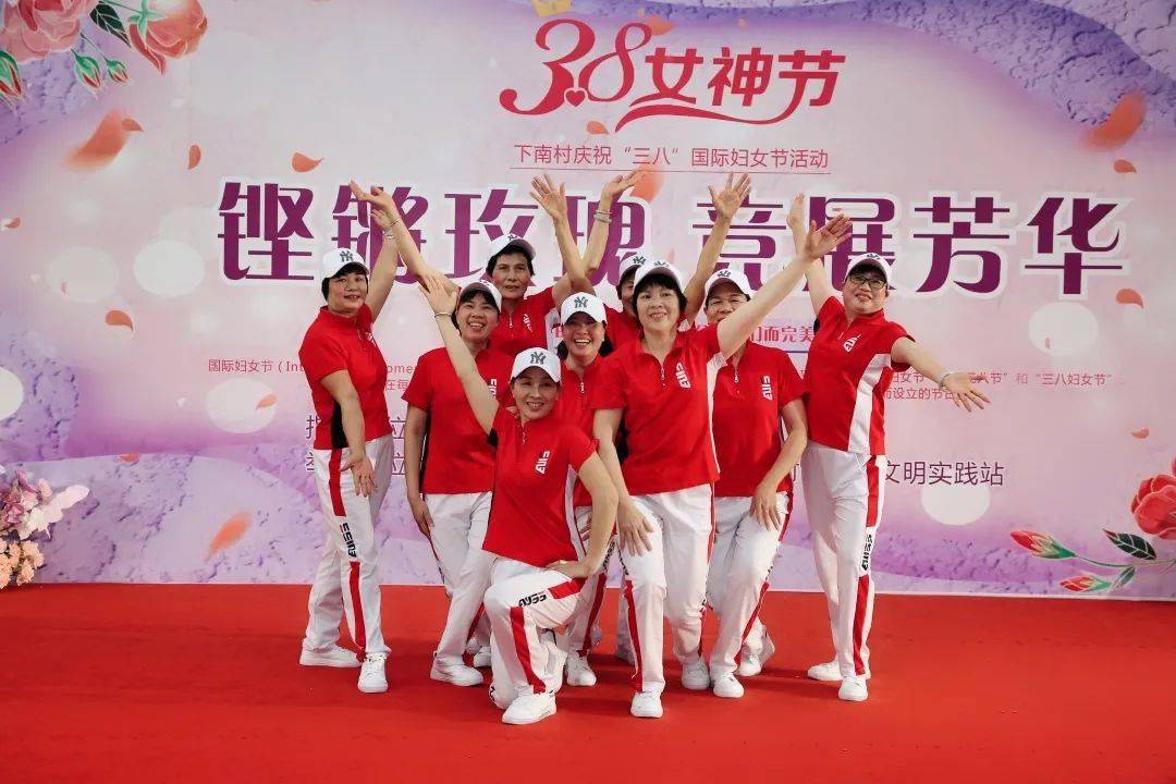 乡村操妇女的坚韧与奉献，乡村生活的脊梁，平凡中的伟大力量