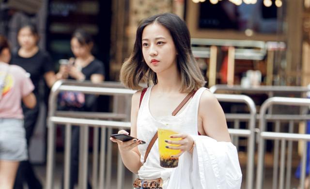 AV老熟女魅力不减当年，岁月沉淀独特风情，成熟韵味引人入胜
