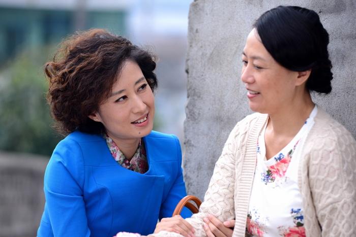 老头日老妇的晚年生活充满温情与陪伴，岁月静好，幸福相依