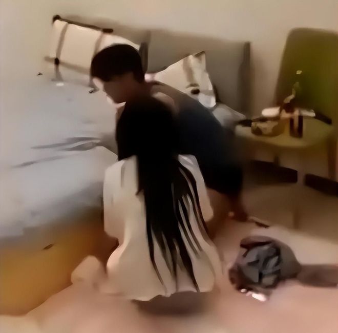 男友在客厅把我添高潮了视频曝光，甜蜜瞬间引发热议，网友直呼太真实