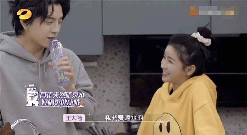 2.男女噼里啪啦火花四溅，爱情升温，矛盾化解，终成眷属