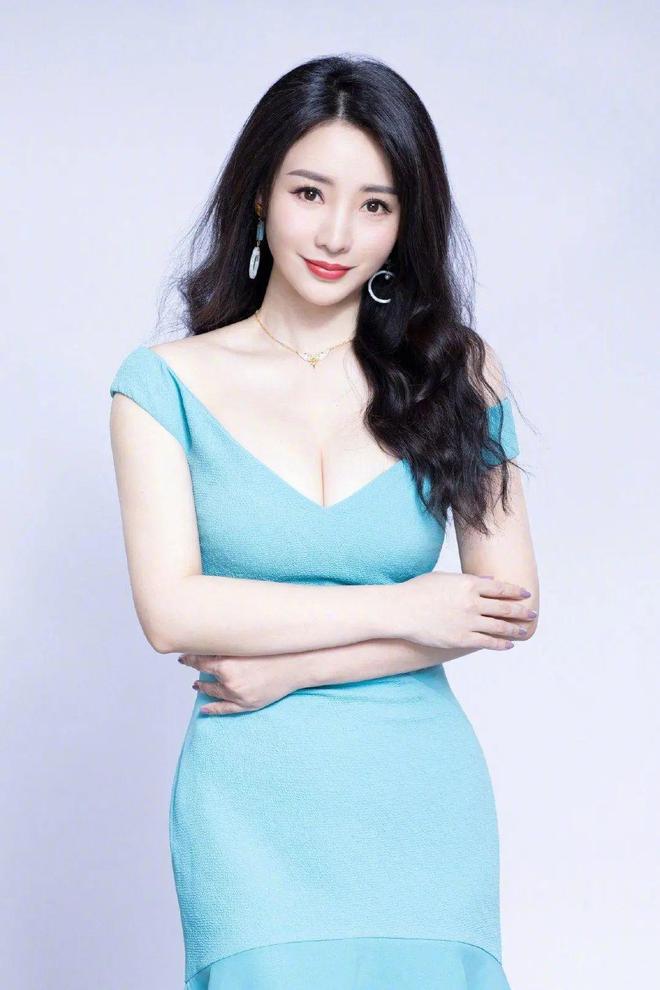 欧美丰满大屁股魅力十足，性感曲线引人注目，自信风采尽显