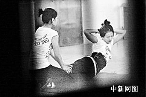 极品少妇被啪到呻吟喷水浜，激情夜战欲罢不能，高潮连连湿透床单