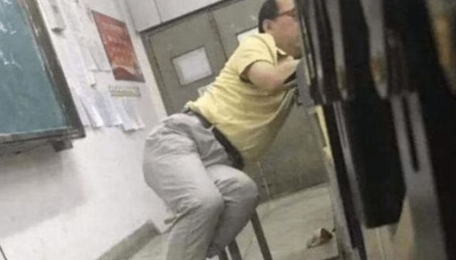 高潮女教师课堂失控瞬间，学生偷拍，A片级画面流出，全网疯传