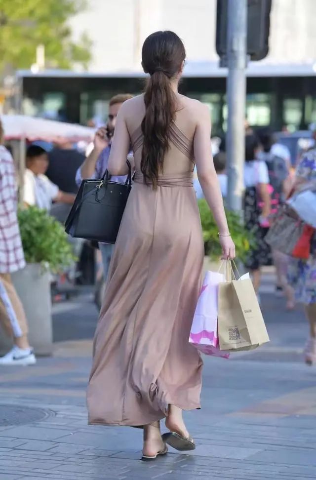 精品老熟女魅力不减当年，优雅气质尽显成熟风韵，岁月沉淀独特韵味