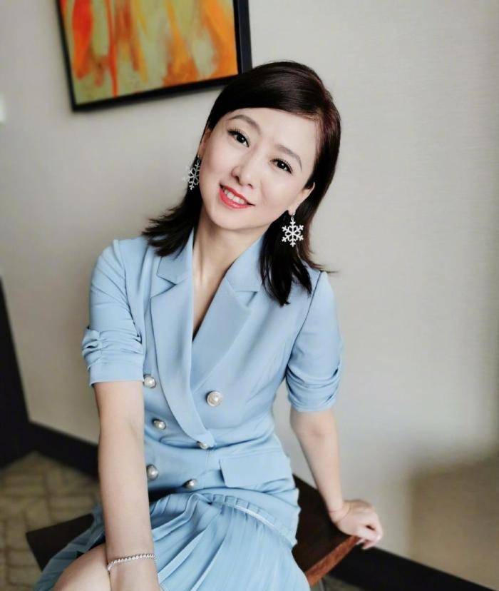 60岁老熟女风采依旧魅力不减，岁月沉淀优雅气质，成熟女性独有韵味
