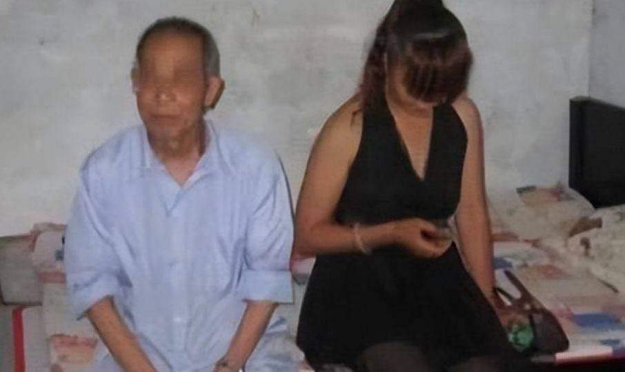 老头玩少妇引发热议,情感纠葛背后的社会反思,探讨年龄差距爱情观 老头玩少妇引发热议,情感纠葛背后的社会反思,探讨年龄差距爱情观