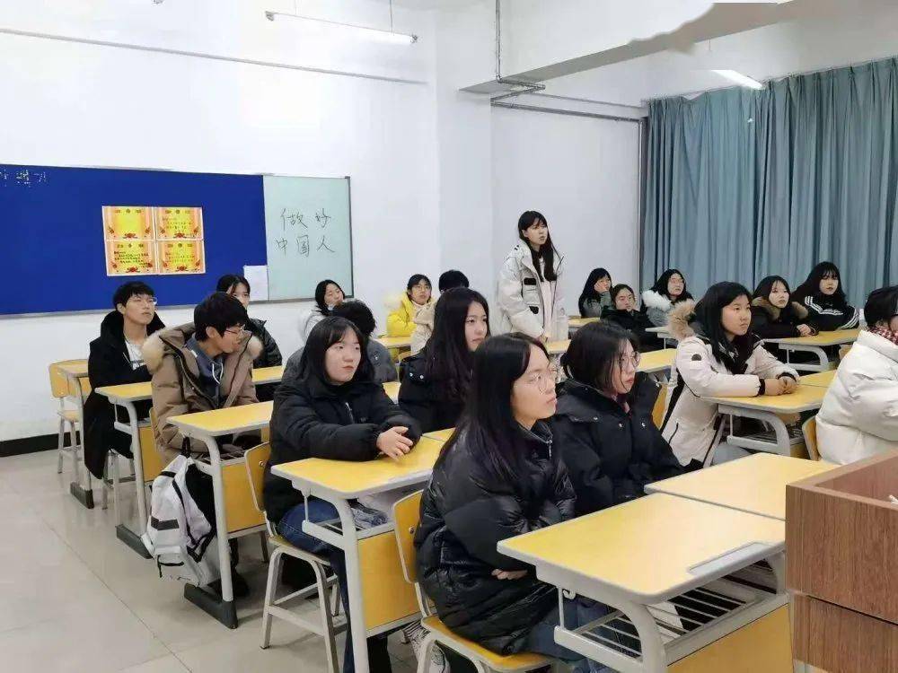 美女学生破处经历引发校园热议，青春成长故事触动人心，探讨教育缺失与责任