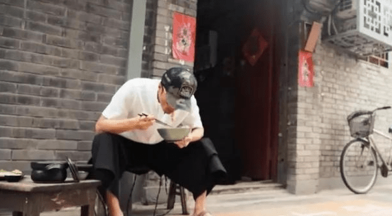 偷拍浜边老熟女引发争议，老妇女隐私安全受关注，社会呼吁加强保护