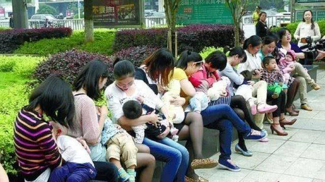 三男一女吃奶引发热议探讨背后故事与争议