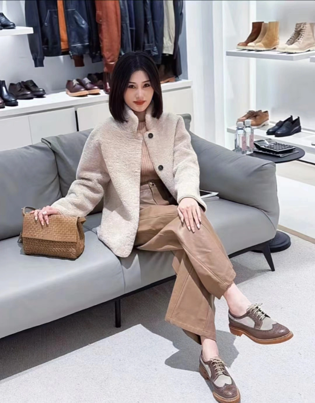 美足轩TK帅气男生vk展现潮流魅力，精致穿搭吸睛，型男必备时尚指南