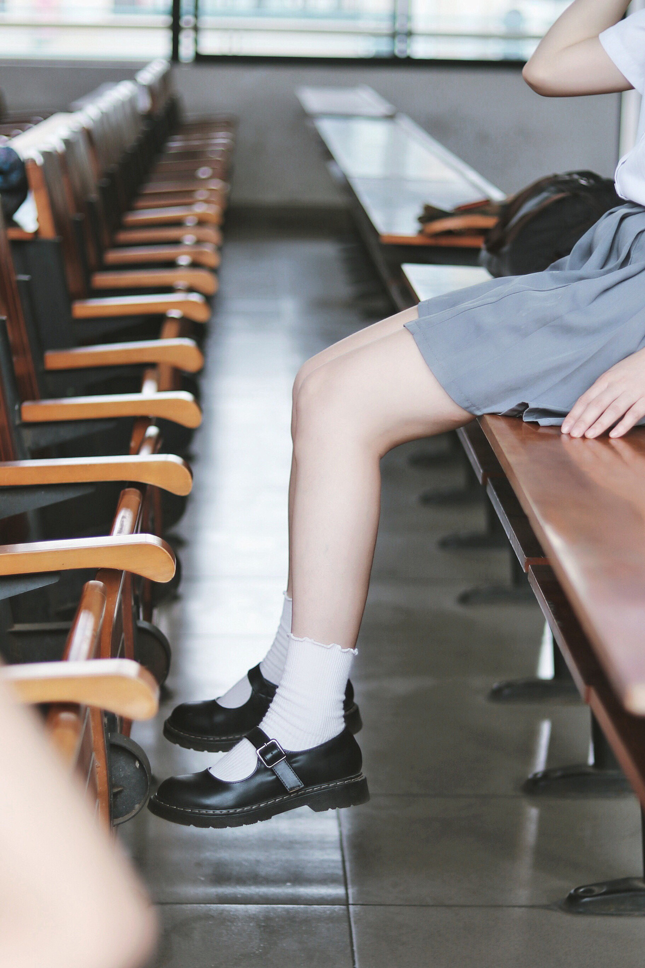 高二女学生脚丫TKVK清新写真，校园风少女足部特写，展现青春活力与自然美感