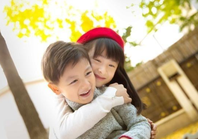 共享女儿小慧小俊的感人故事，家庭温情剧热播中，引发观众共鸣
