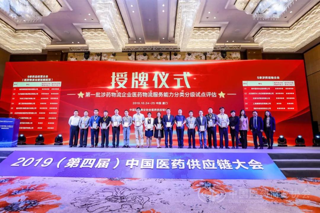 亚洲自拍AV中文声音揭秘热门作品，探讨观众喜好趋势，分享行业最新动态