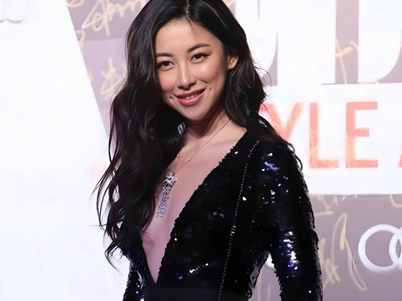 亚洲丰满女人大隂户浜的性感魅力写真，展现独特风情，吸引无数目光