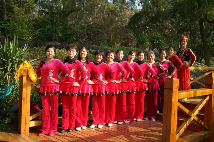 2.老熟女广场舞，舞动夕阳红，绽放自信美，健康快乐每一天