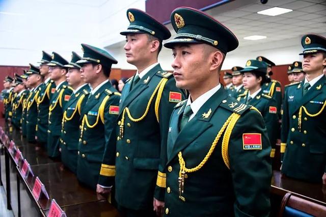 女解放军英勇风采HD展现新时代女兵英姿，高清画面震撼人心，彰显军人荣耀