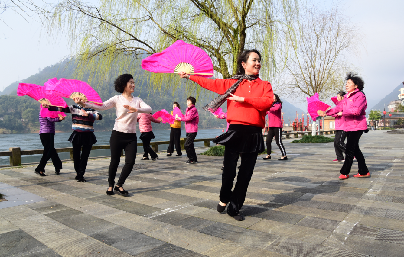 2.老熟女广场舞，舞动夕阳红，绽放自信美，健康快乐每一天
