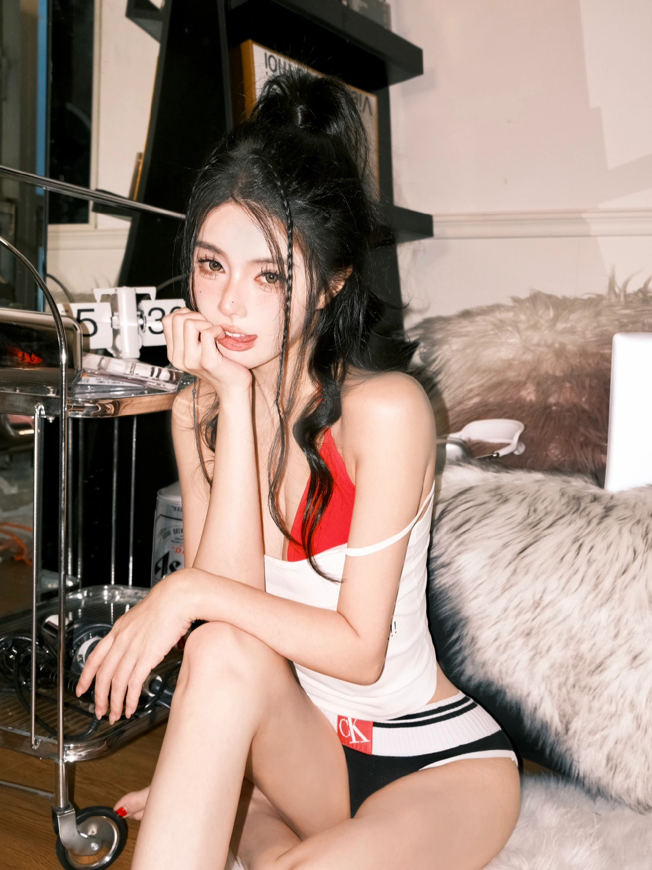 亚洲丁字裤美女少妇厨房诱惑写真，性感厨娘私房照，热辣家居风情拍摄