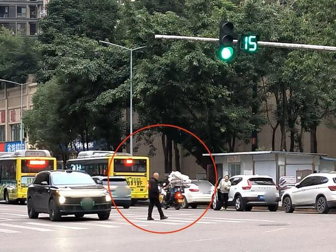 老太脱了裤子让小伙摸引发争议，街头一幕曝光，网友热议不断