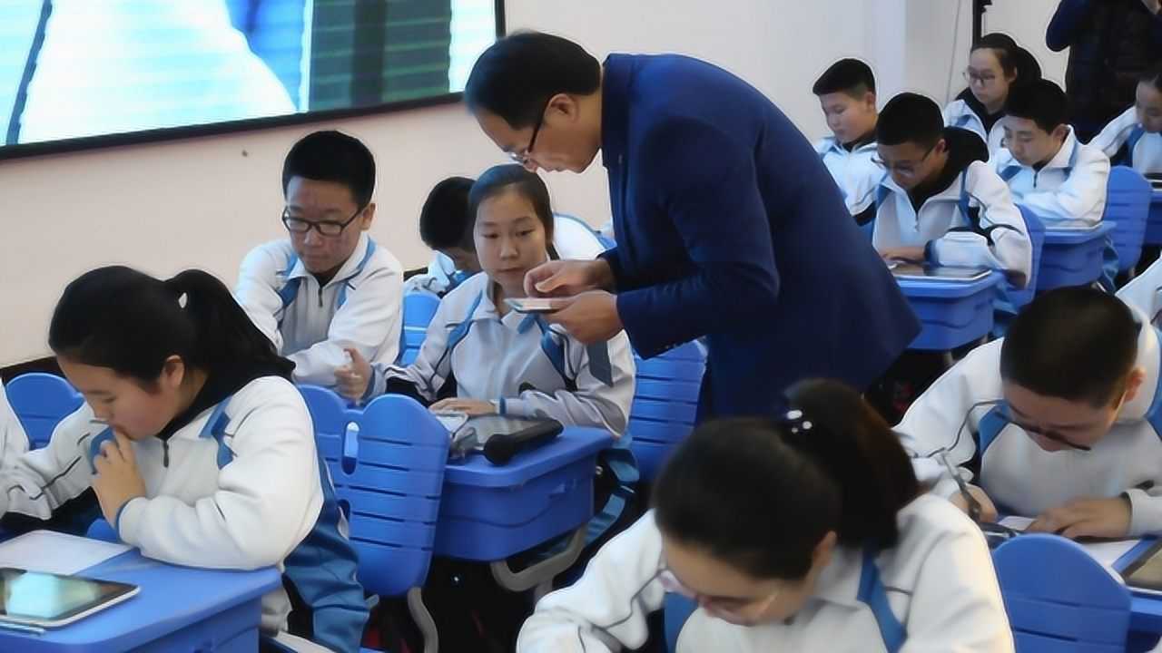 初中生早恋视频引发热议，家长担忧，专家呼吁正确引导