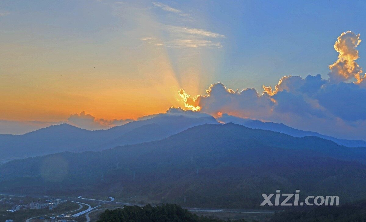 青青草色婷婷春意盎然，大地披绿装，风光无限好