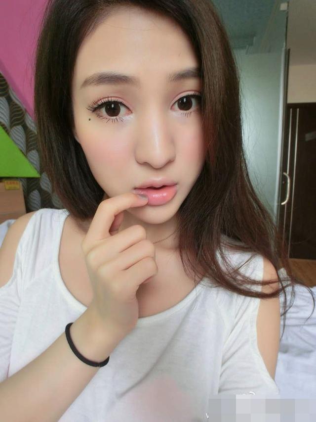 四川熟女大白屁股91爽浜引发热议，网友热议性感身材，真实生活照曝光