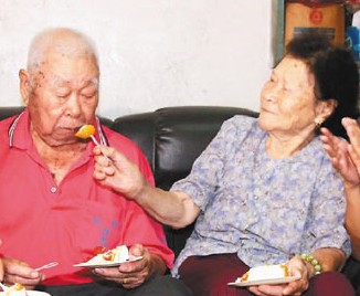 中国老头老太做爱全过程浜，真实记录老年情感生活，温情瞬间与健康知识分享