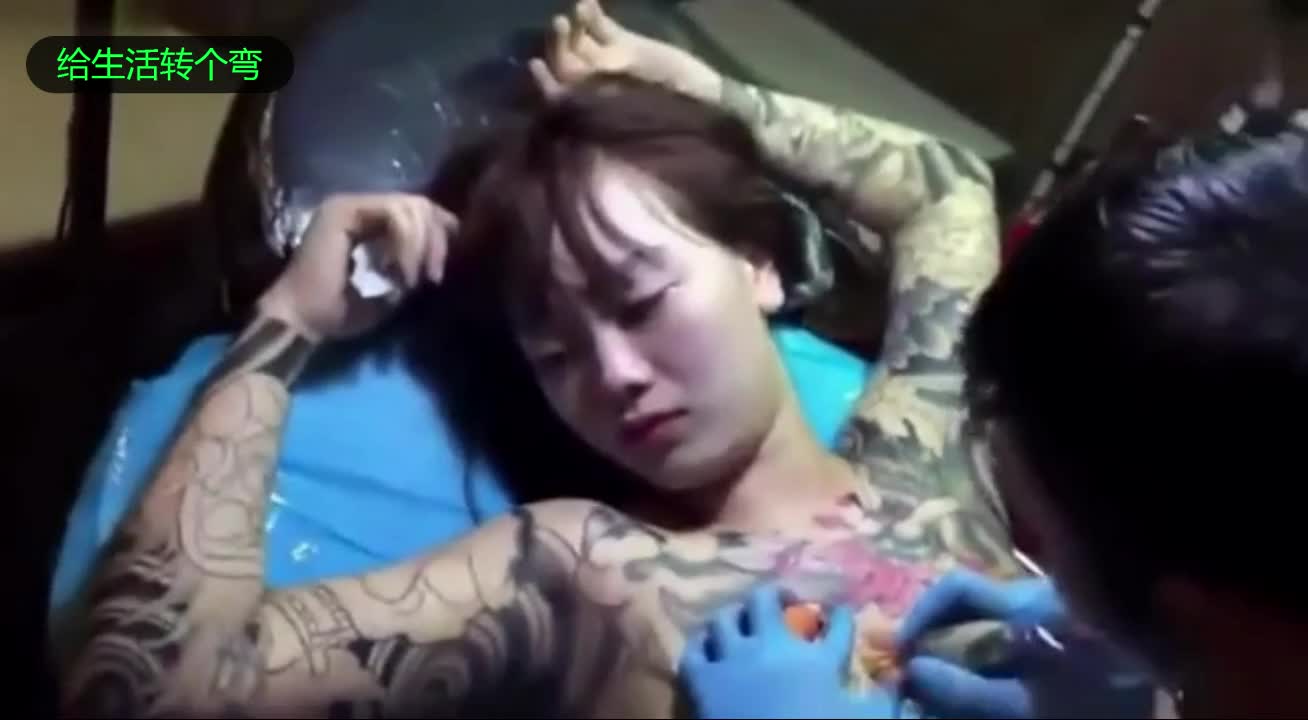 1.女孩纹身视频疼哭浜真实记录