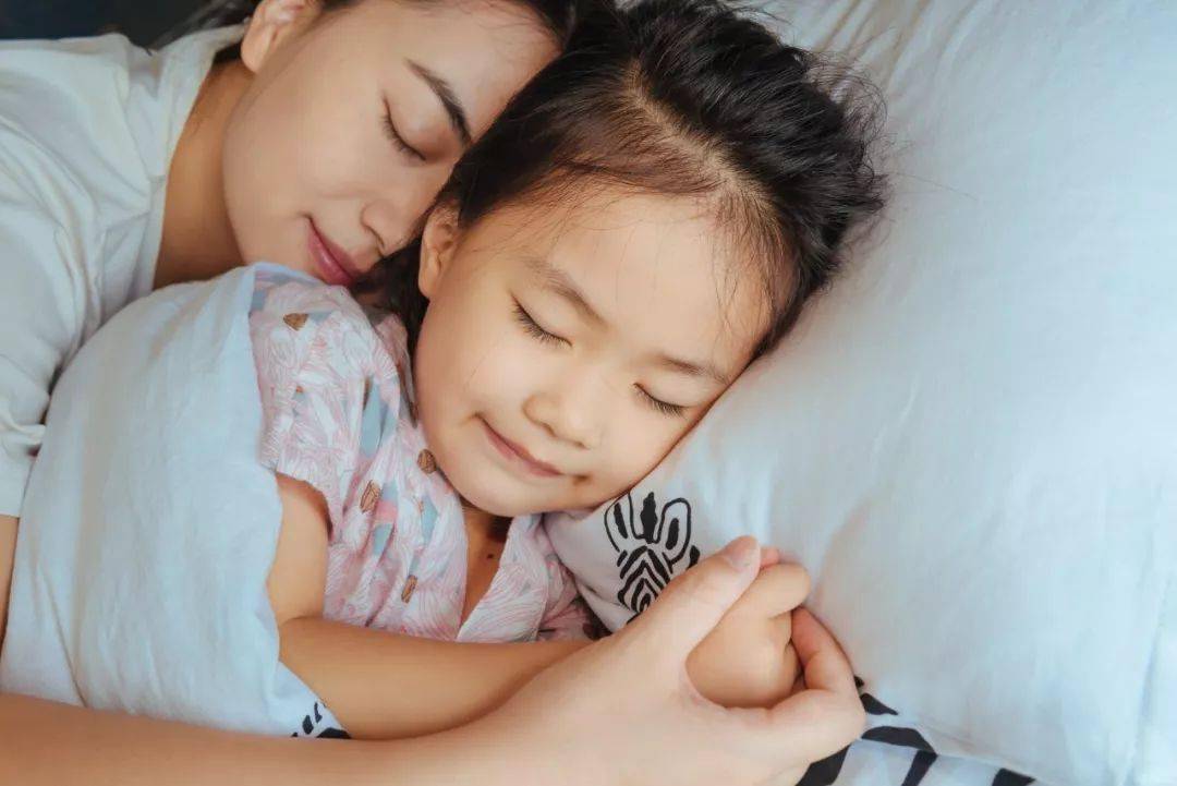 共享女儿小慧小俊的感人故事，家庭温情剧热播中，引发观众共鸣