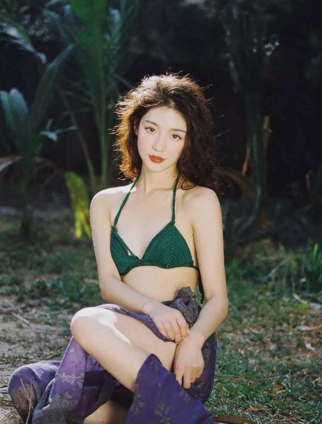 2.熟妇人妻无码魅力尽显，性感写真，诱惑无限，令人心动不已