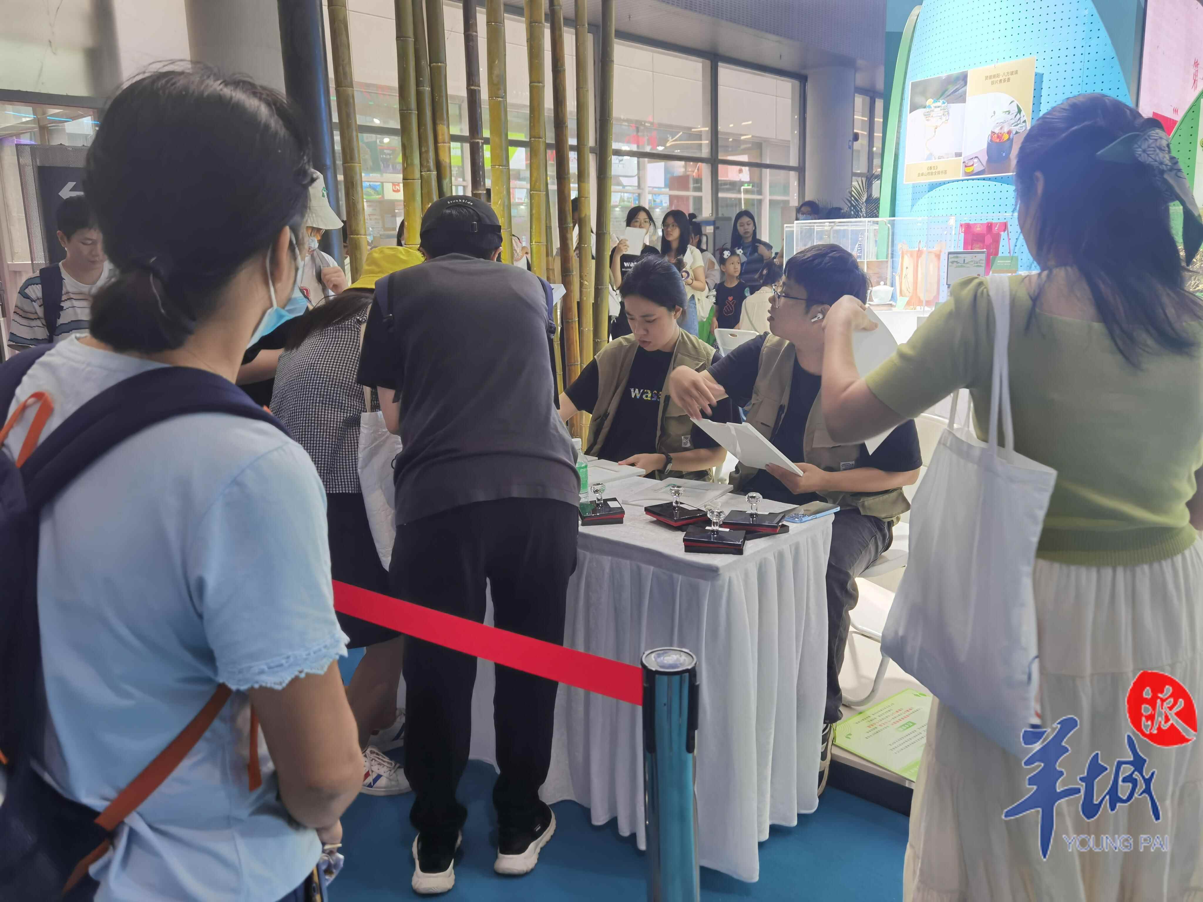 19岁中国女孩浜崎真绪视频走红网络，青春活力引发热议，网友纷纷点赞支持