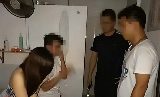 东北少妇高潮的激情瞬间，深夜独处，欲望燃烧，难以自控的放纵体验