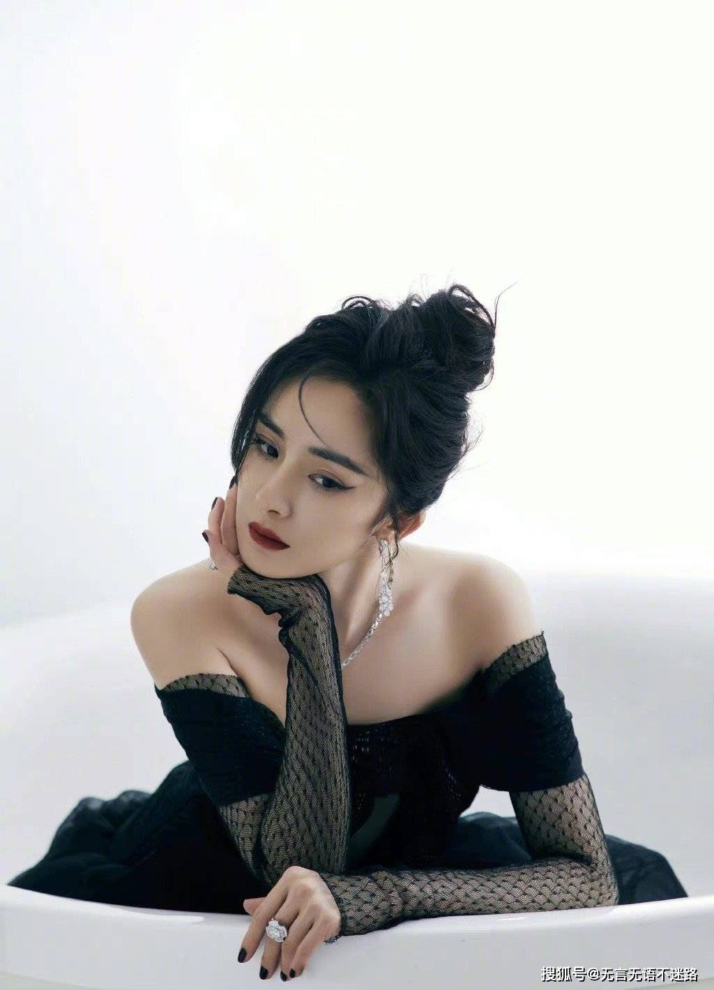 秋瓷炫人体棚拍唯美写真展现优雅魅力，光影交织，艺术感十足